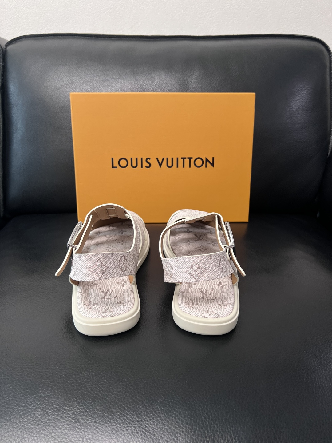 Lv  高品质  顶级工艺品  路易威登，运动板鞋专柜同步，鞋面意大利进口，鞋底：原厂特供原版底，TPU