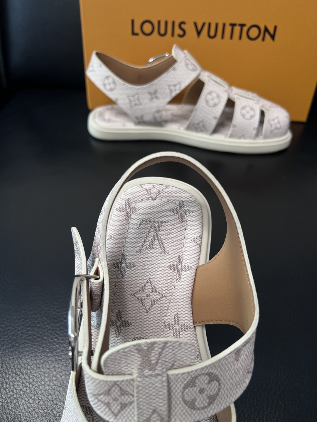 Lv  高品质  顶级工艺品  路易威登，运动板鞋专柜同步，鞋面意大利进口，鞋底：原厂特供原版底，TPU