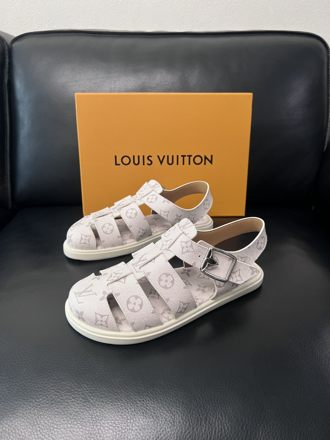 Lv  高品质  顶级工艺品  路易威登，运动板鞋专柜同步，鞋面意大利进口，鞋底：原厂特供原版底，TPU