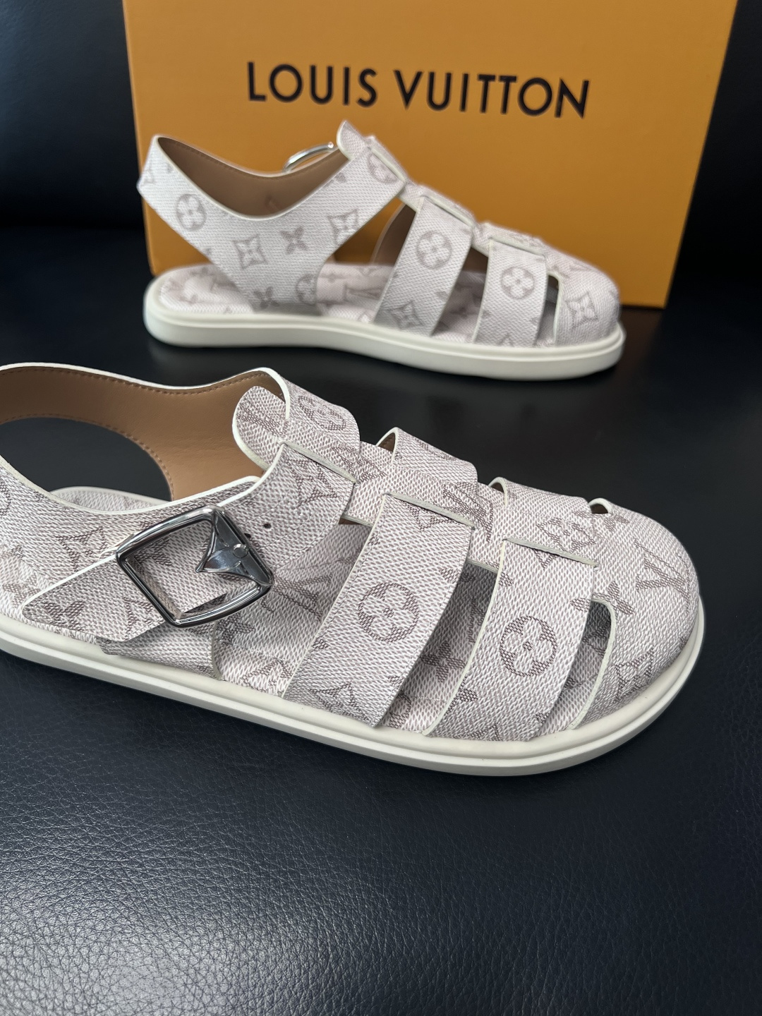 Lv  高品质  顶级工艺品  路易威登，运动板鞋专柜同步，鞋面意大利进口，鞋底：原厂特供原版底，TPU