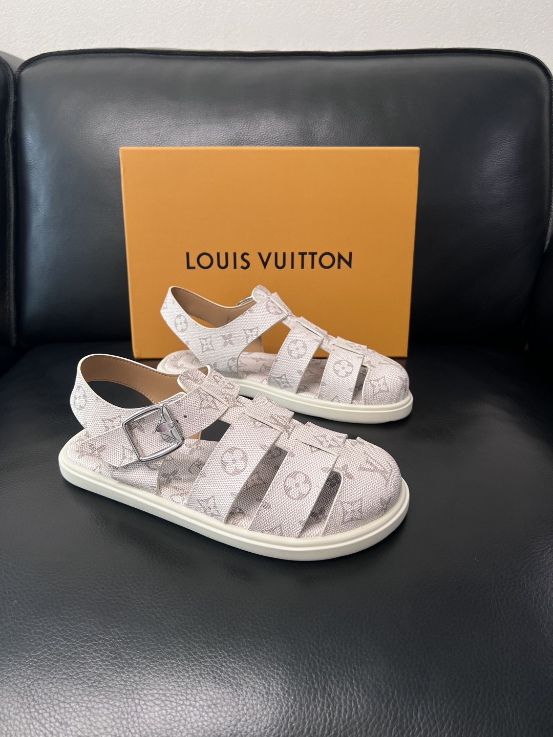 Lv  高品质  顶级工艺品  路易威登，运动板鞋专柜同步，鞋面意大利进口，鞋底：原厂特供原版底，TPU