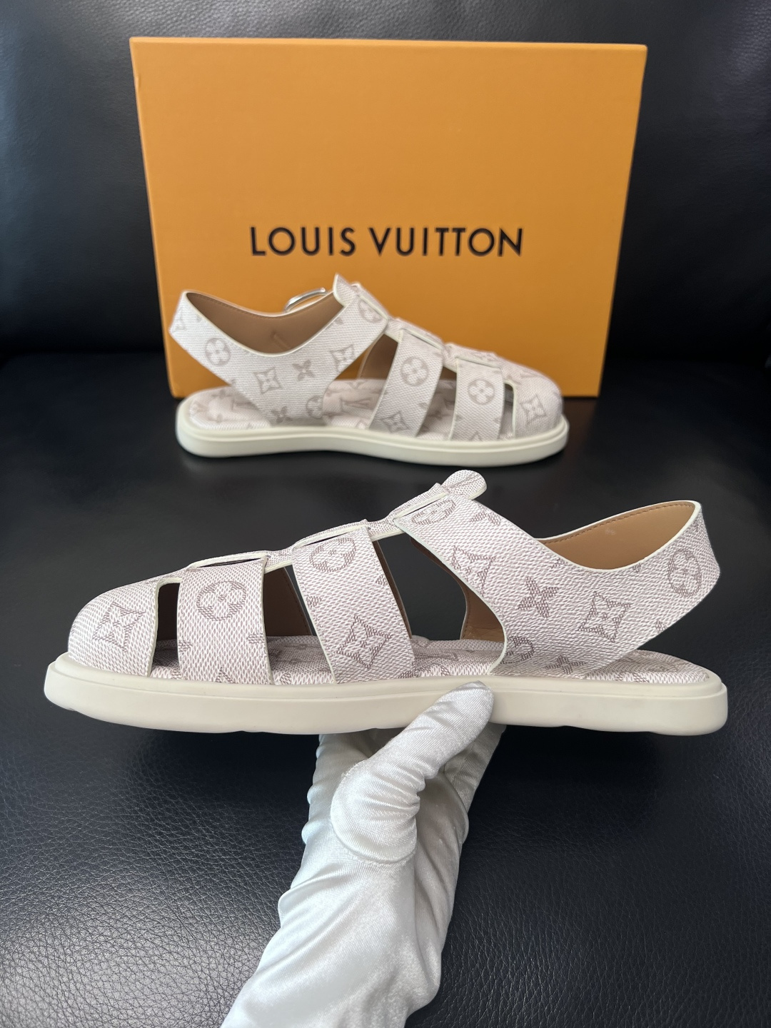 Lv  高品质  顶级工艺品  路易威登，运动板鞋专柜同步，鞋面意大利进口，鞋底：原厂特供原版底，TPU