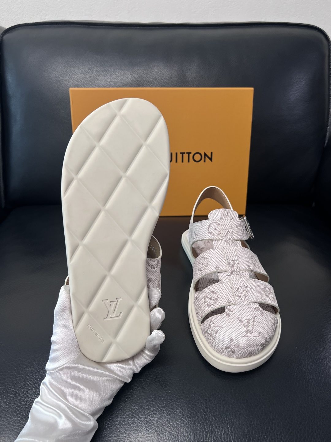 Lv  高品质  顶级工艺品  路易威登，运动板鞋专柜同步，鞋面意大利进口，鞋底：原厂特供原版底，TPU