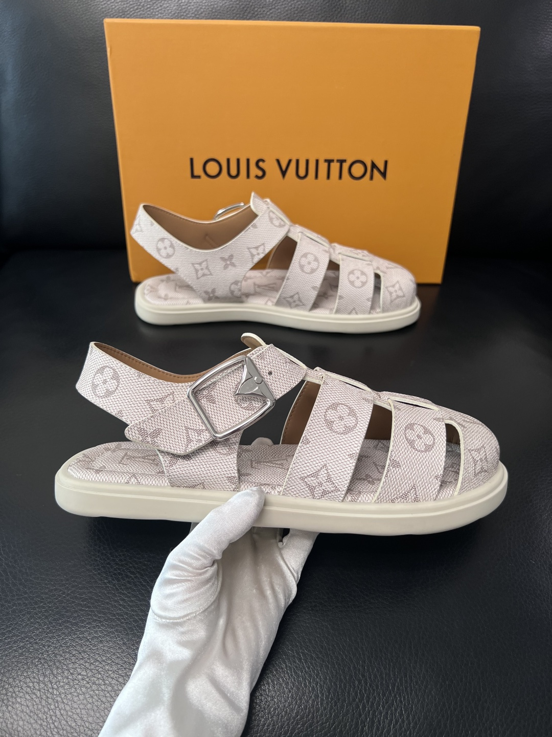 Lv  高品质  顶级工艺品  路易威登，运动板鞋专柜同步，鞋面意大利进口，鞋底：原厂特供原版底，TPU