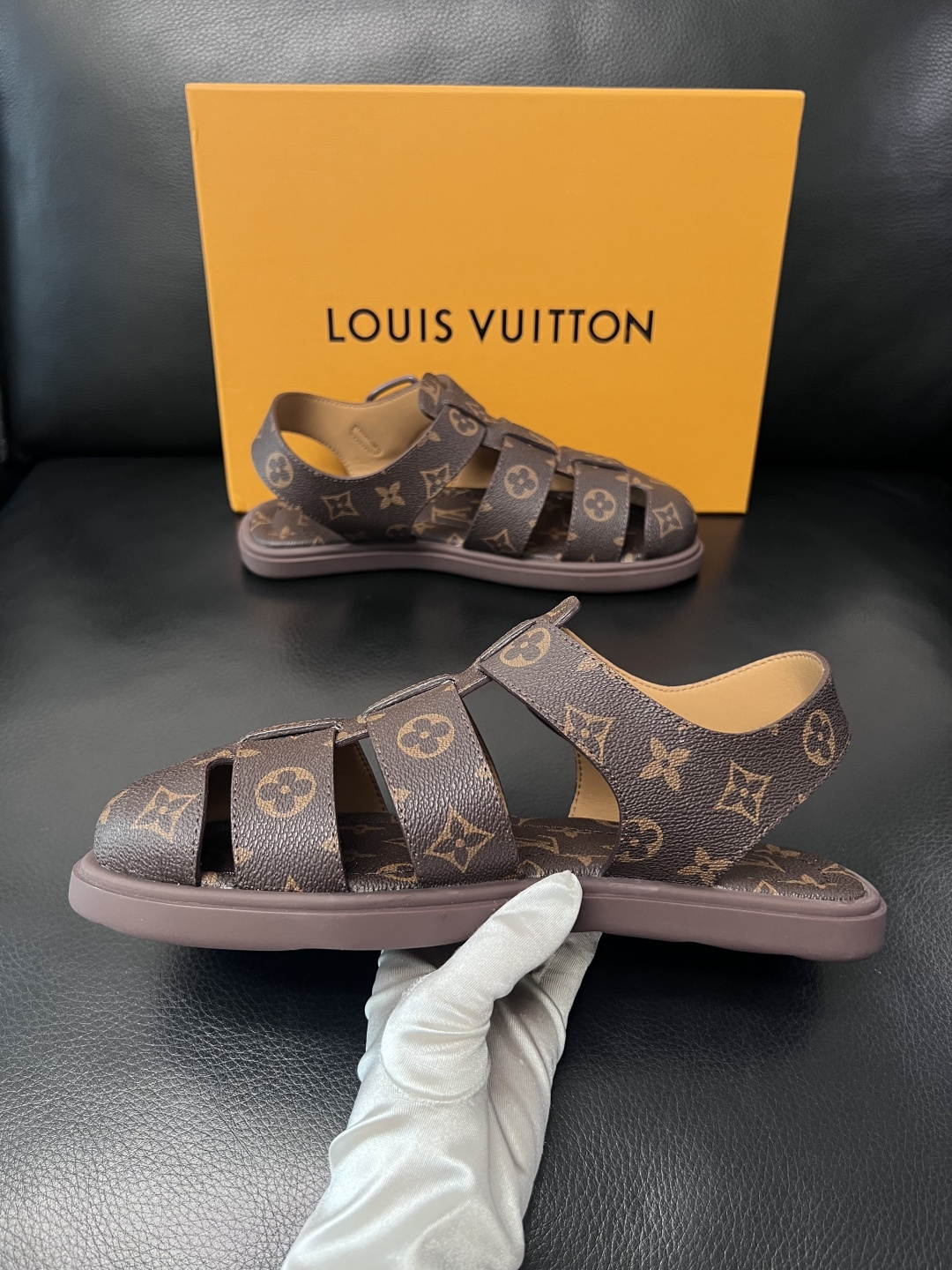 Lv  高品质  顶级工艺品  路易威登，运动板鞋专柜同步，鞋面意大利进口，鞋底：原厂特供原版底，TPU