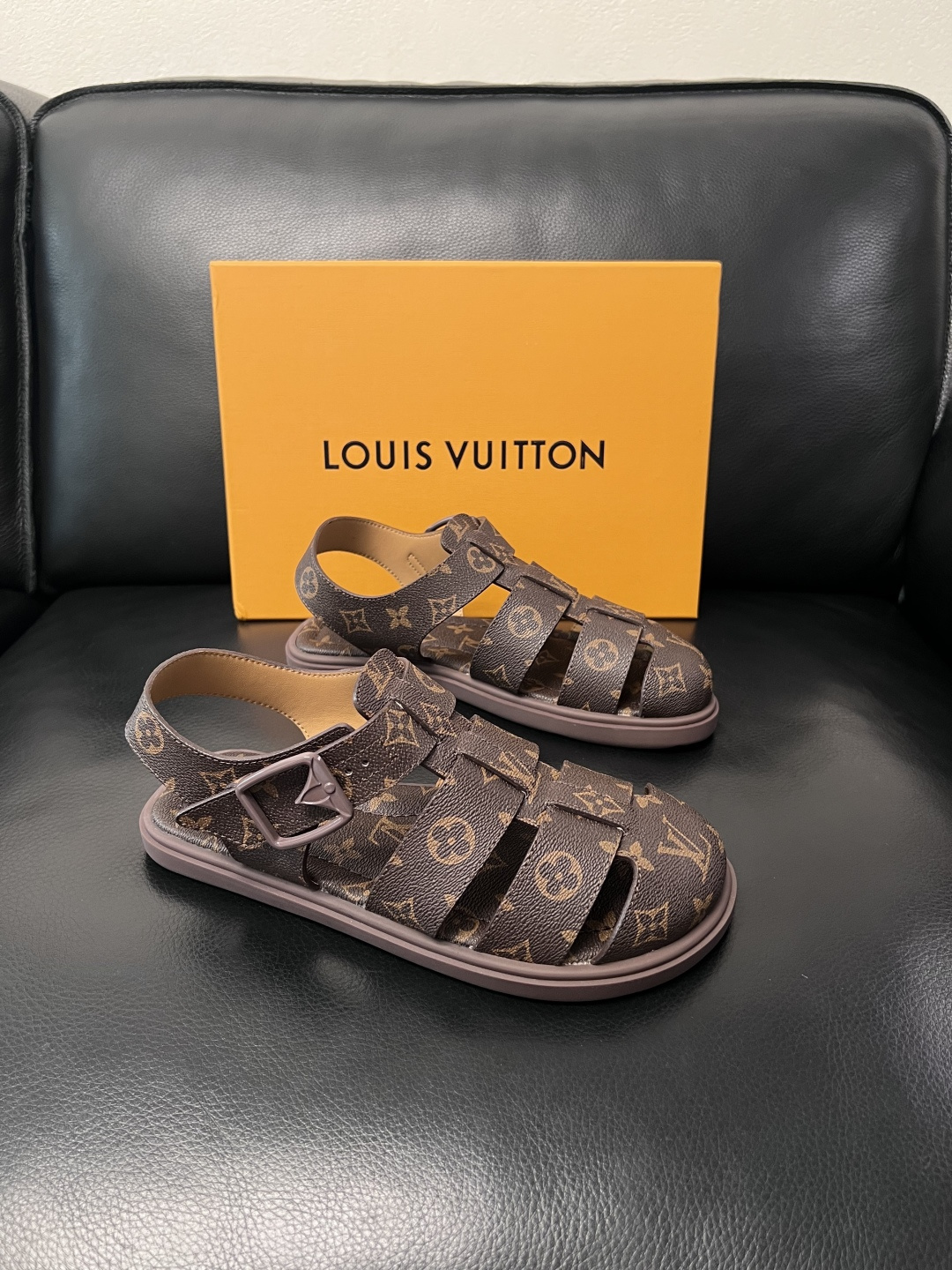Lv  高品质  顶级工艺品  路易威登，运动板鞋专柜同步，鞋面意大利进口，鞋底：原厂特供原版底，TPU