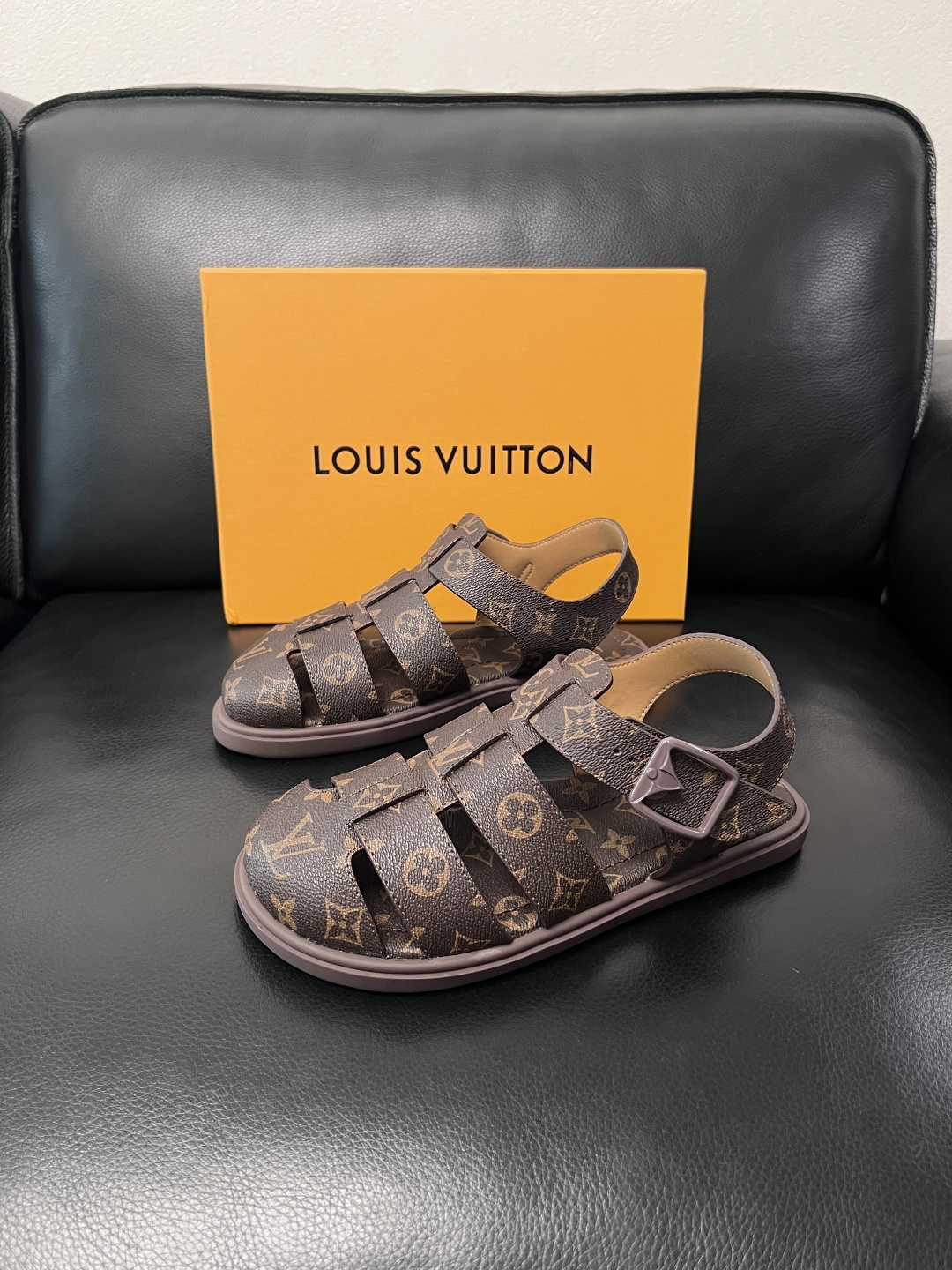 Lv  高品质  顶级工艺品  路易威登，运动板鞋专柜同步，鞋面意大利进口，鞋底：原厂特供原版底，TPU