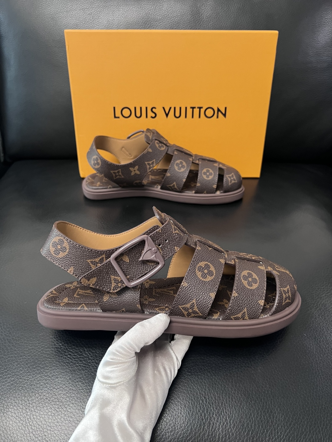 Lv  高品质  顶级工艺品  路易威登，运动板鞋专柜同步，鞋面意大利进口，鞋底：原厂特供原版底，TPU