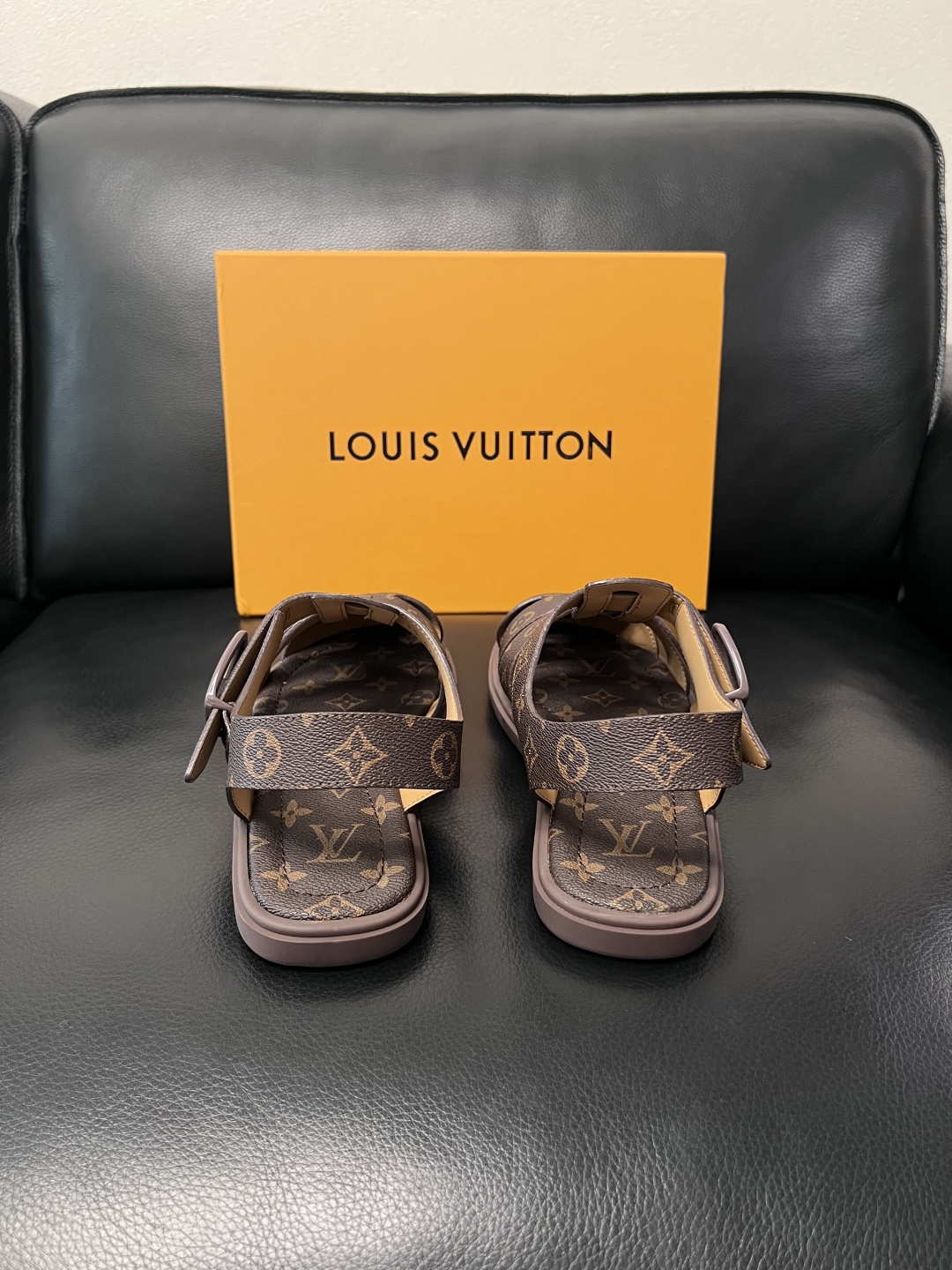 Lv  高品质  顶级工艺品  路易威登，运动板鞋专柜同步，鞋面意大利进口，鞋底：原厂特供原版底，TPU
