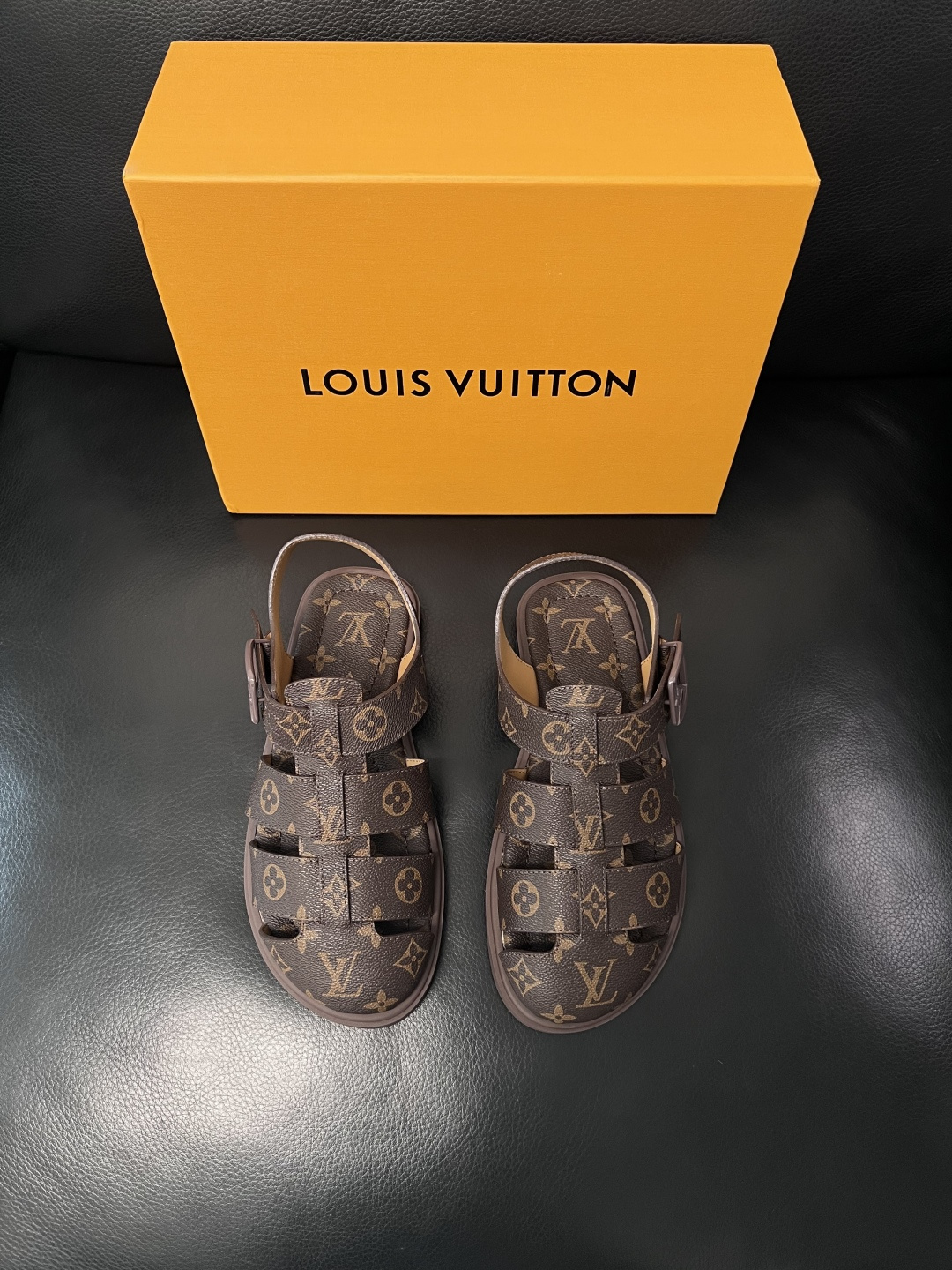 Lv  高品质  顶级工艺品  路易威登，运动板鞋专柜同步，鞋面意大利进口，鞋底：原厂特供原版底，TPU