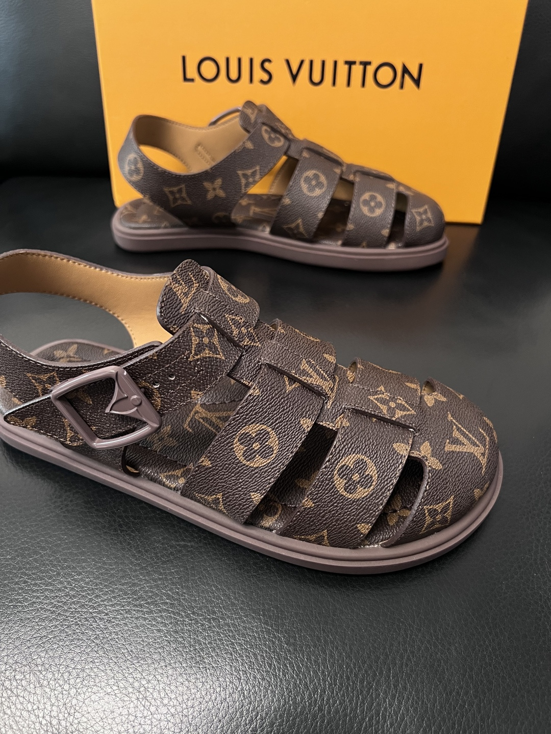 Lv  高品质  顶级工艺品  路易威登，运动板鞋专柜同步，鞋面意大利进口，鞋底：原厂特供原版底，TPU