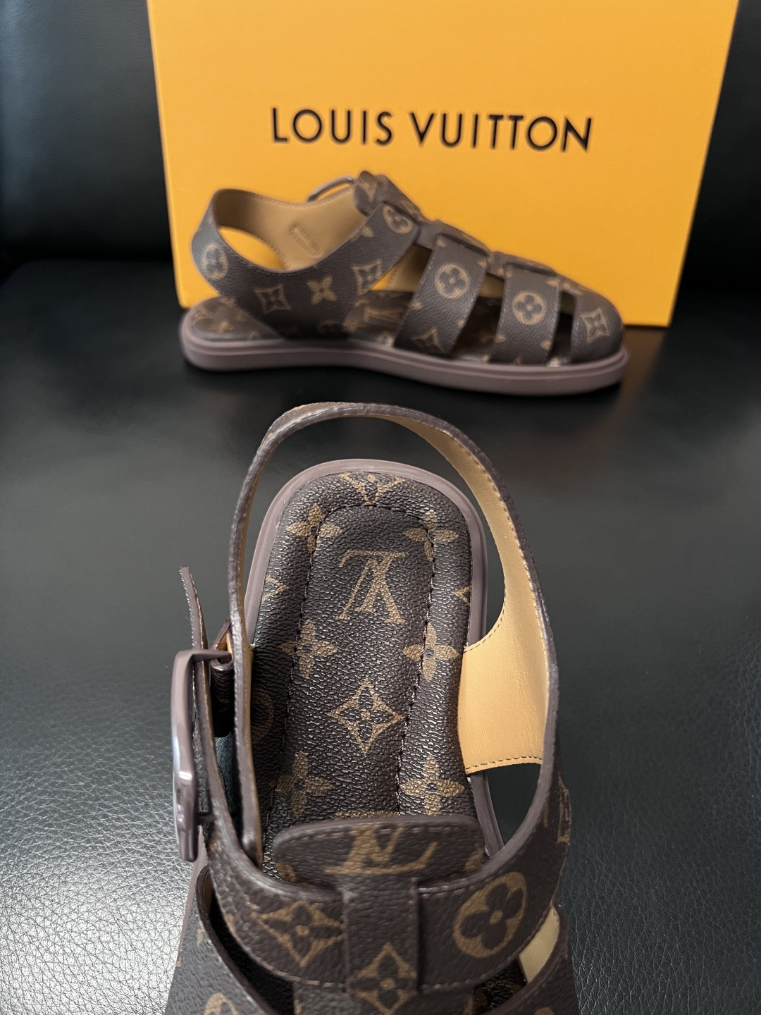 Lv  高品质  顶级工艺品  路易威登，运动板鞋专柜同步，鞋面意大利进口，鞋底：原厂特供原版底，TPU