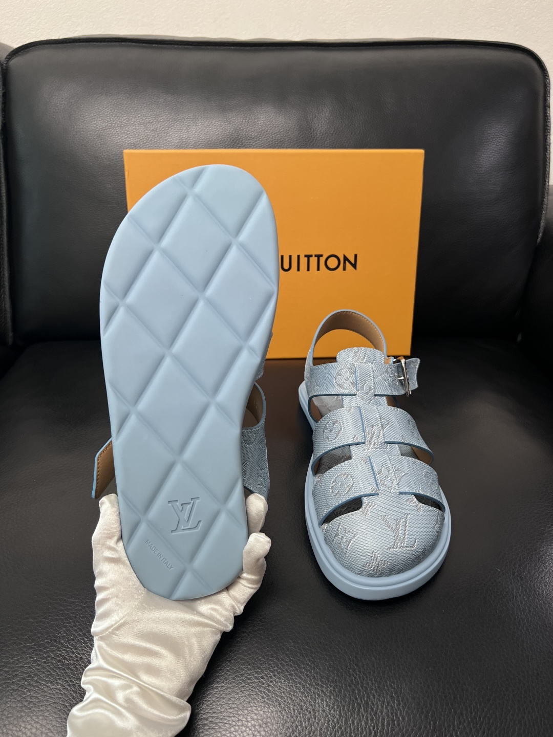 Lv  高品质  顶级工艺品  路易威登，运动板鞋专柜同步，鞋面意大利进口，鞋底：原厂特供原版底，TPU