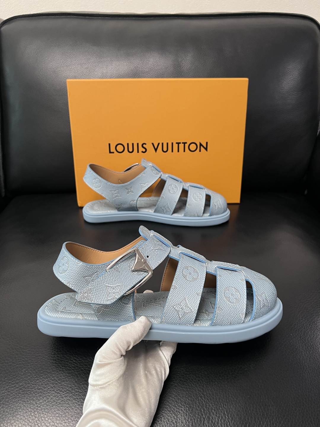Lv  高品质  顶级工艺品  路易威登，运动板鞋专柜同步，鞋面意大利进口，鞋底：原厂特供原版底，TPU