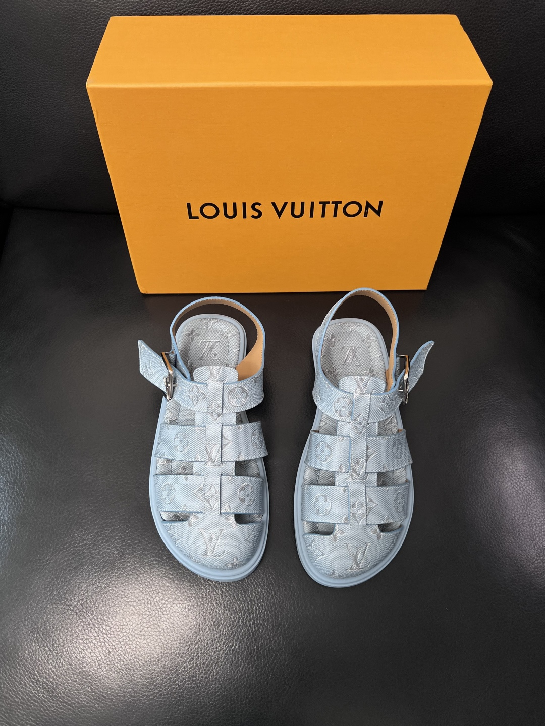 Lv  高品质  顶级工艺品  路易威登，运动板鞋专柜同步，鞋面意大利进口，鞋底：原厂特供原版底，TPU