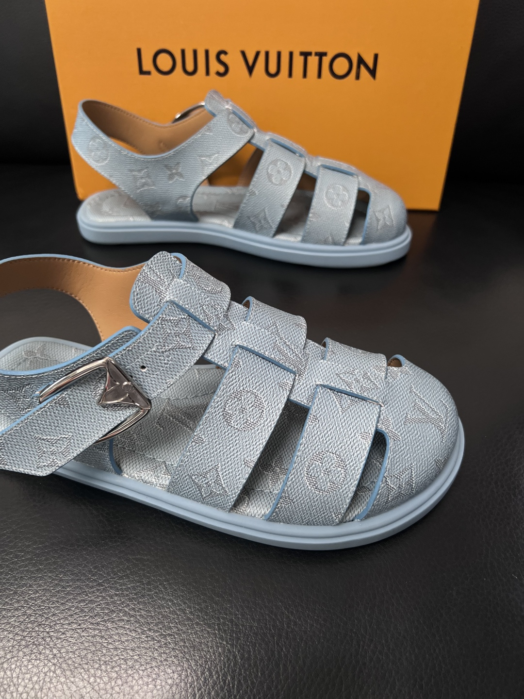 Lv  高品质  顶级工艺品  路易威登，运动板鞋专柜同步，鞋面意大利进口，鞋底：原厂特供原版底，TPU