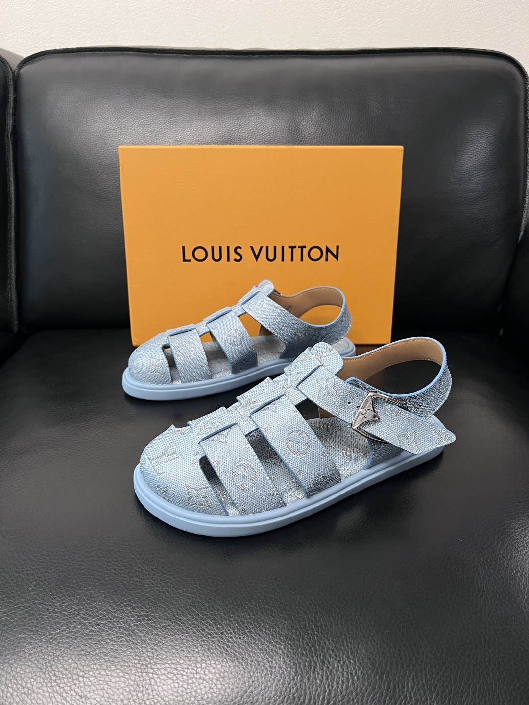 Lv  高品质  顶级工艺品  路易威登，运动板鞋专柜同步，鞋面意大利进口，鞋底：原厂特供原版底，TPU