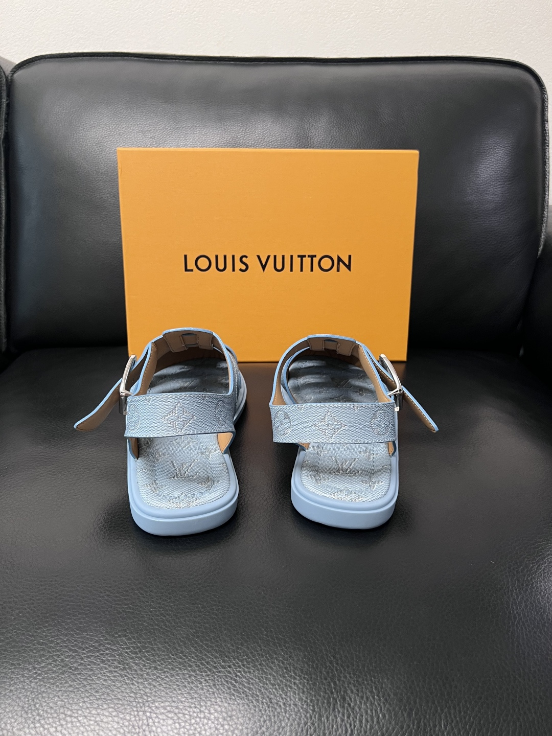 Lv  高品质  顶级工艺品  路易威登，运动板鞋专柜同步，鞋面意大利进口，鞋底：原厂特供原版底，TPU