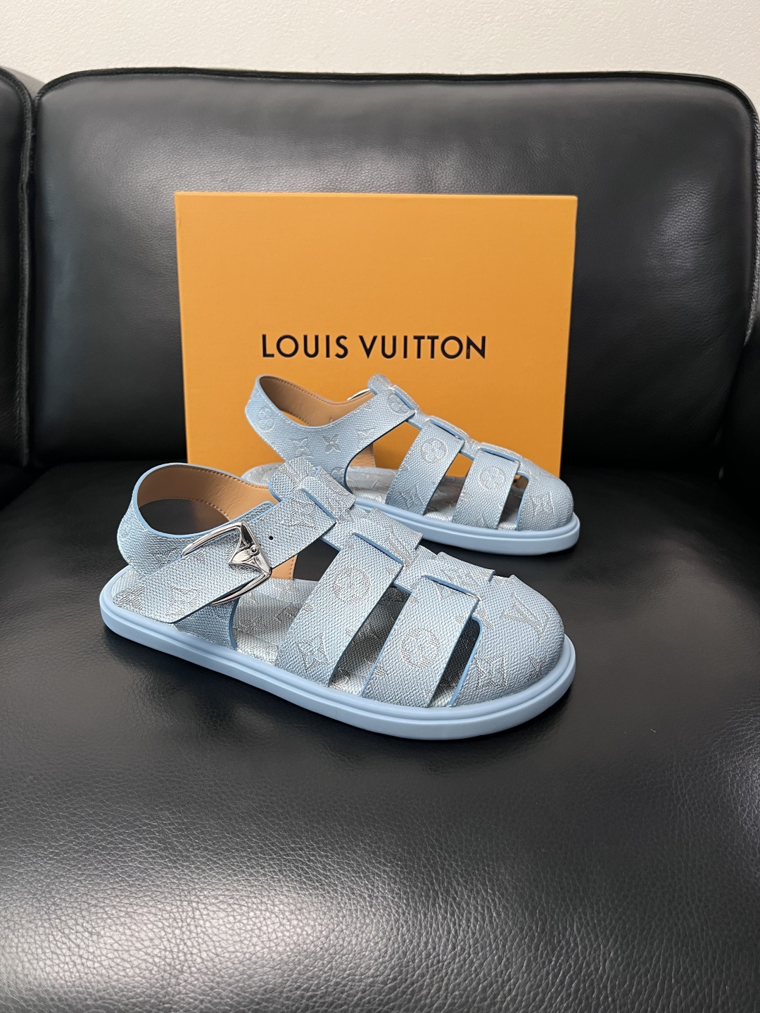 Lv  高品质  顶级工艺品  路易威登，运动板鞋专柜同步，鞋面意大利进口，鞋底：原厂特供原版底，TPU