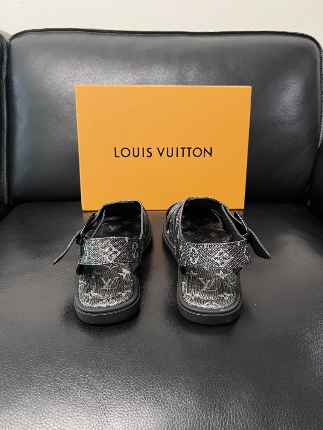 Lv  高品质  顶级工艺品  路易威登，运动板鞋专柜同步，鞋面意大利进口，鞋底：原厂特供原版底，TPU