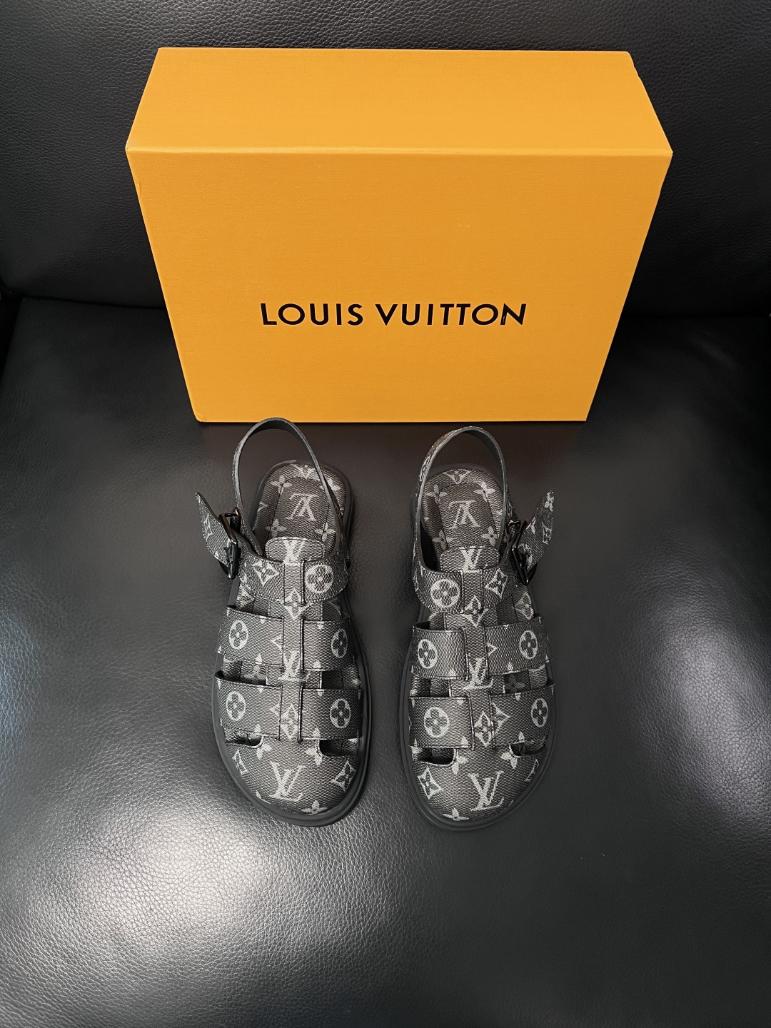 Lv  高品质  顶级工艺品  路易威登，运动板鞋专柜同步，鞋面意大利进口，鞋底：原厂特供原版底，TPU