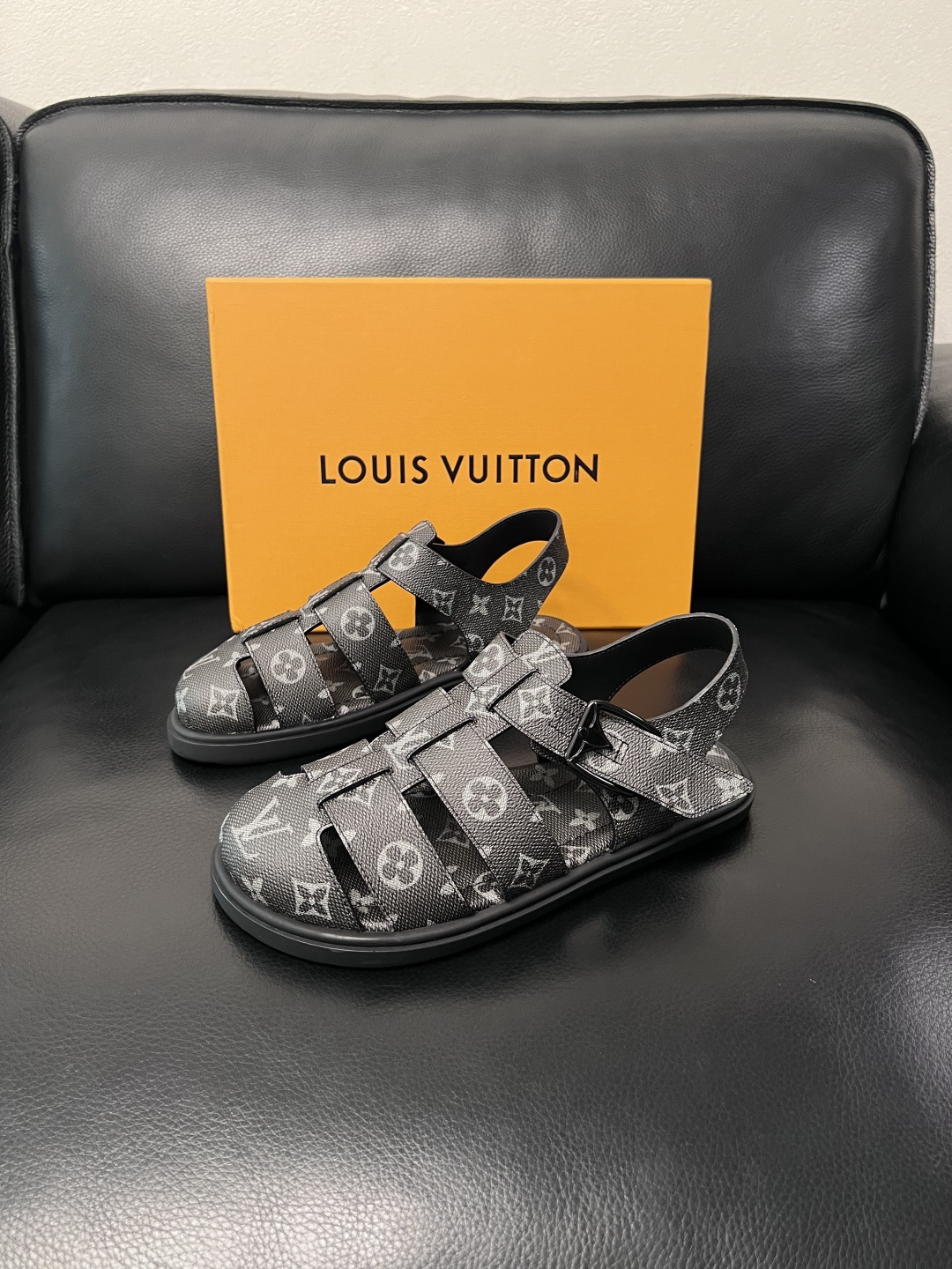 Lv  高品质  顶级工艺品  路易威登，运动板鞋专柜同步，鞋面意大利进口，鞋底：原厂特供原版底，TPU