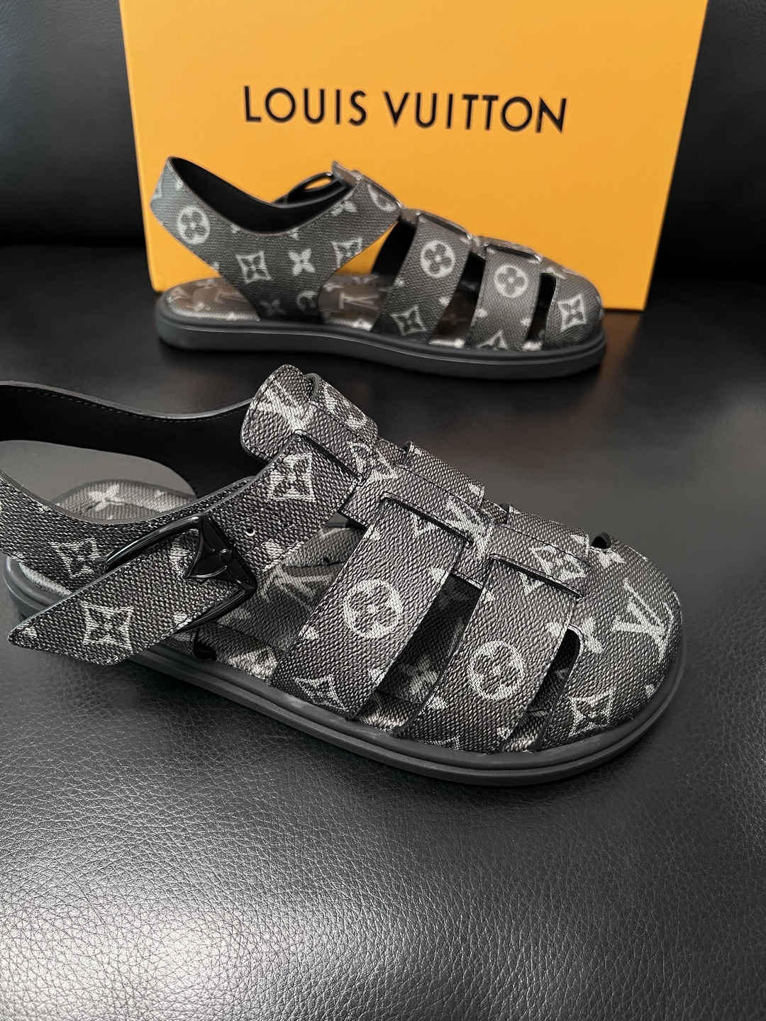 Lv  高品质  顶级工艺品  路易威登，运动板鞋专柜同步，鞋面意大利进口，鞋底：原厂特供原版底，TPU
