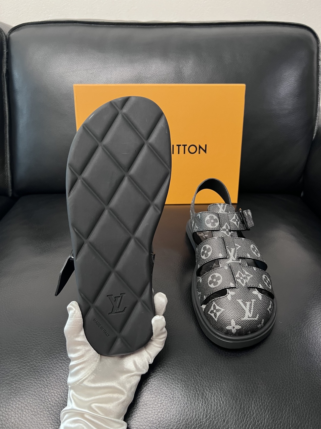 Lv  高品质  顶级工艺品  路易威登，运动板鞋专柜同步，鞋面意大利进口，鞋底：原厂特供原版底，TPU