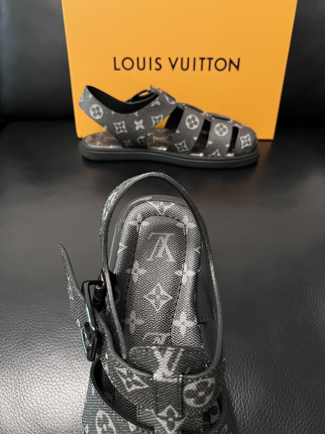 Lv  高品质  顶级工艺品  路易威登，运动板鞋专柜同步，鞋面意大利进口，鞋底：原厂特供原版底，TPU