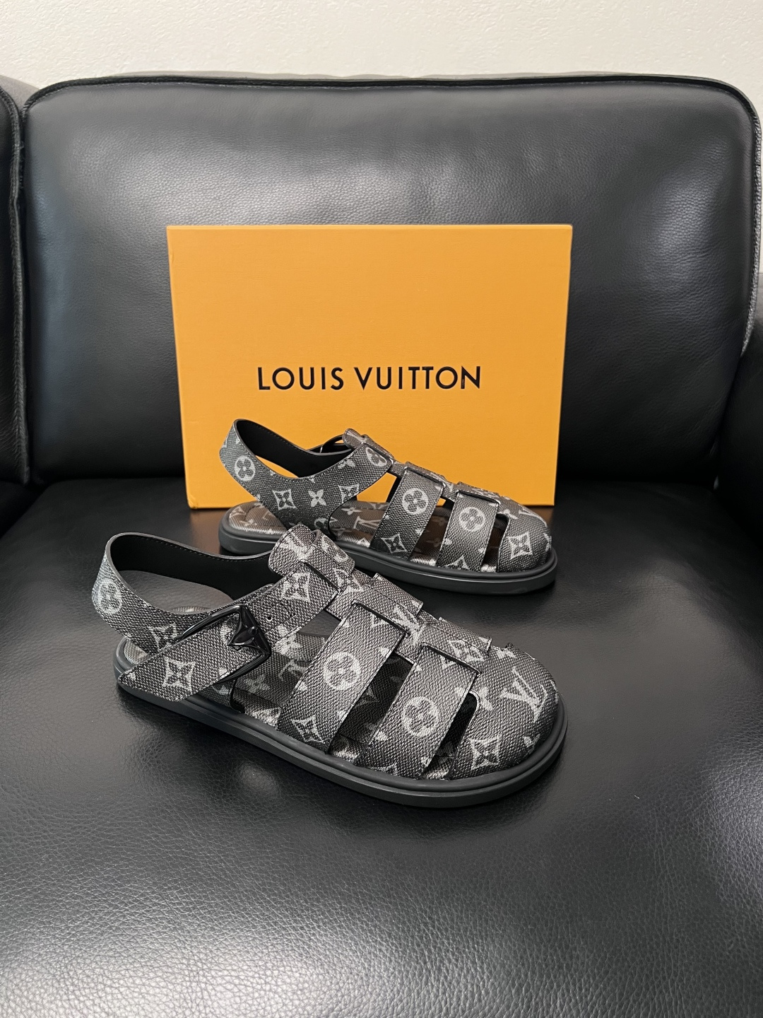 Lv  高品质  顶级工艺品  路易威登，运动板鞋专柜同步，鞋面意大利进口，鞋底：原厂特供原版底，TPU