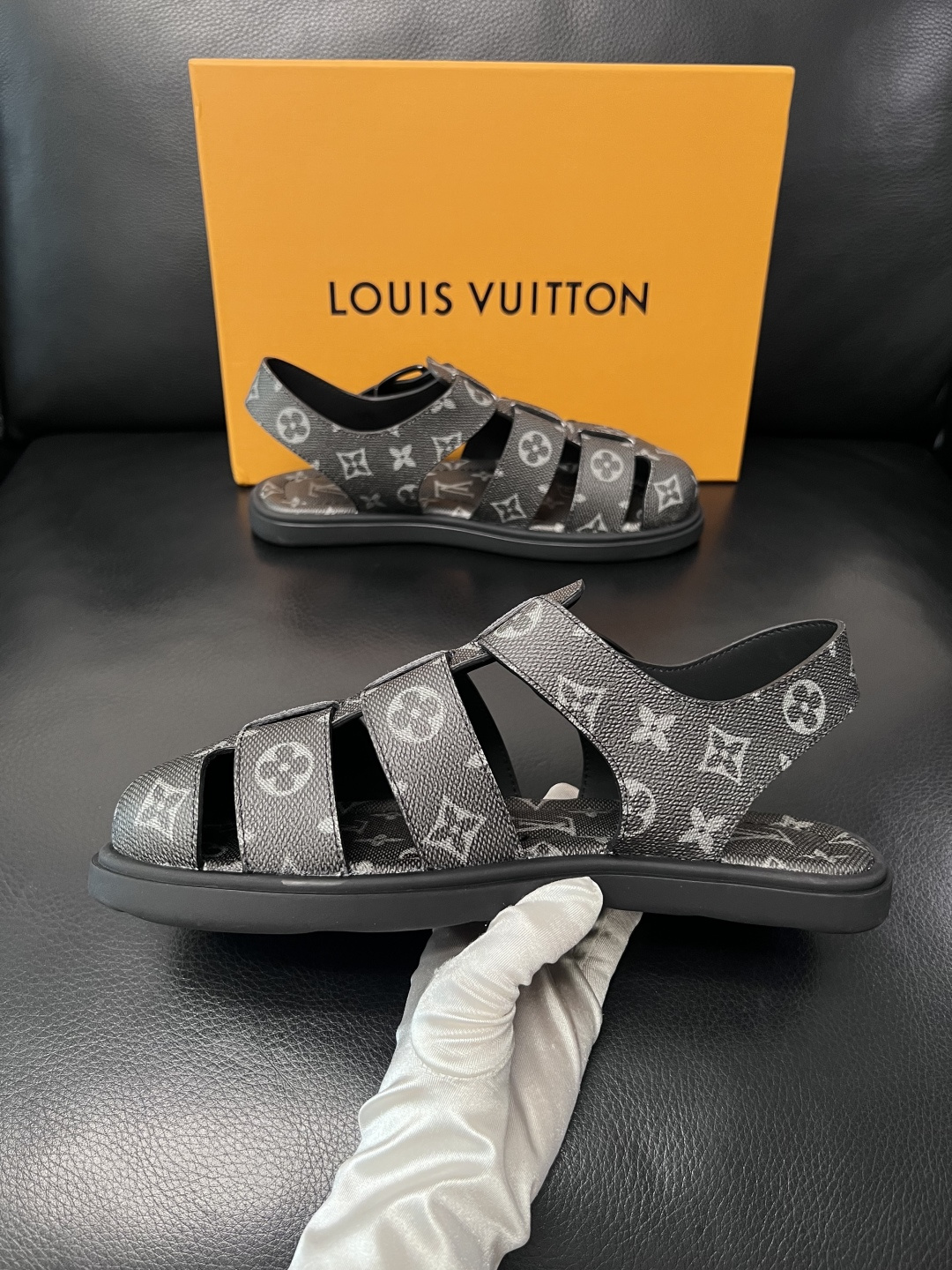 Lv  高品质  顶级工艺品  路易威登，运动板鞋专柜同步，鞋面意大利进口，鞋底：原厂特供原版底，TPU