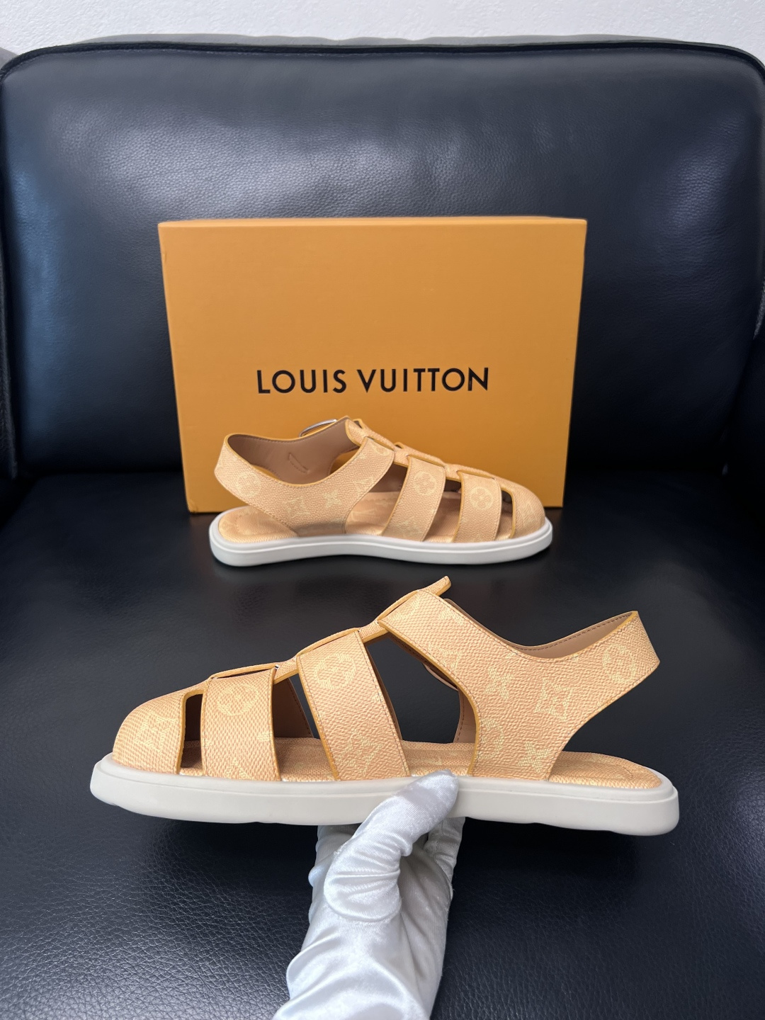 Lv  高品质  顶级工艺品  路易威登，运动板鞋专柜同步，鞋面意大利进口，鞋底：原厂特供原版底，TPU