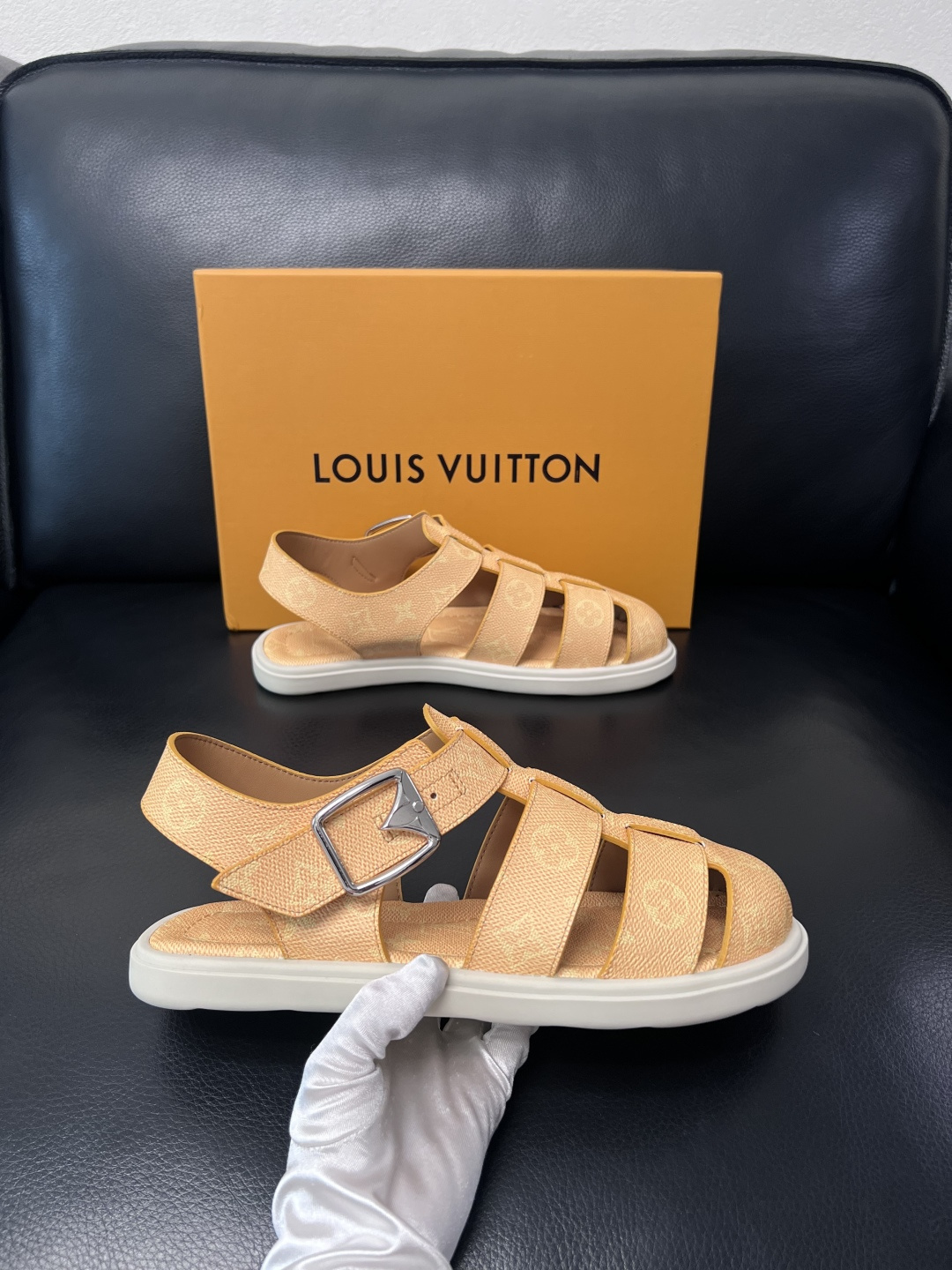 Lv  高品质  顶级工艺品  路易威登，运动板鞋专柜同步，鞋面意大利进口，鞋底：原厂特供原版底，TPU