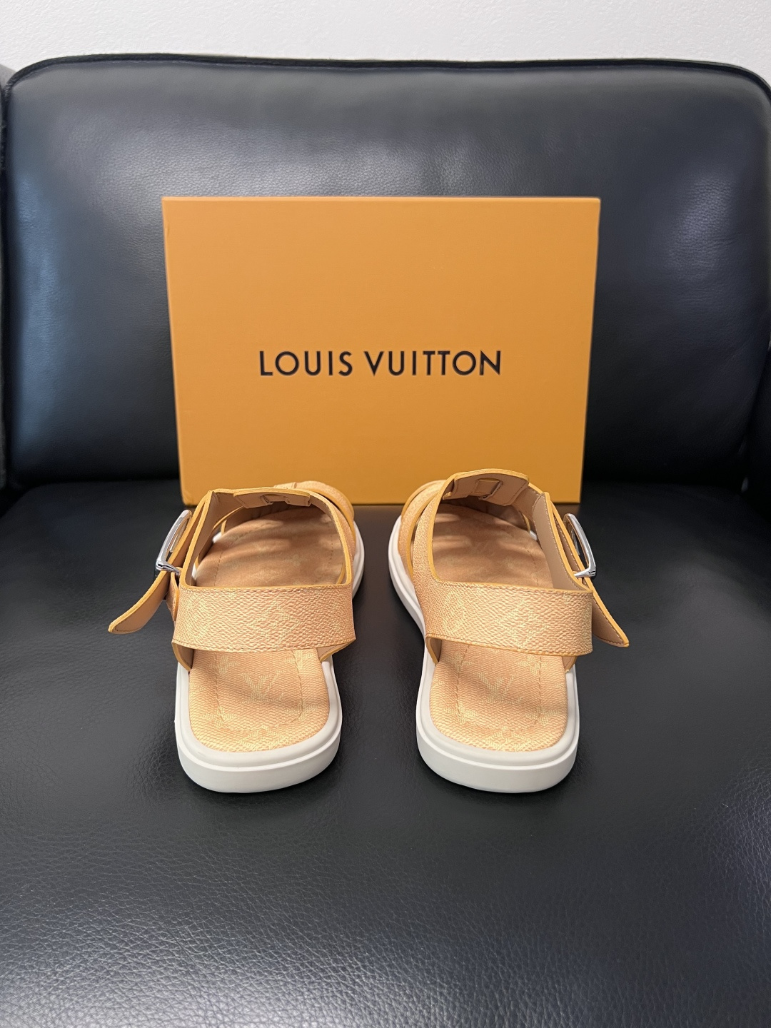 Lv  高品质  顶级工艺品  路易威登，运动板鞋专柜同步，鞋面意大利进口，鞋底：原厂特供原版底，TPU