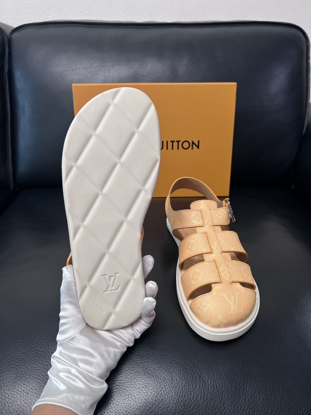Lv  高品质  顶级工艺品  路易威登，运动板鞋专柜同步，鞋面意大利进口，鞋底：原厂特供原版底，TPU