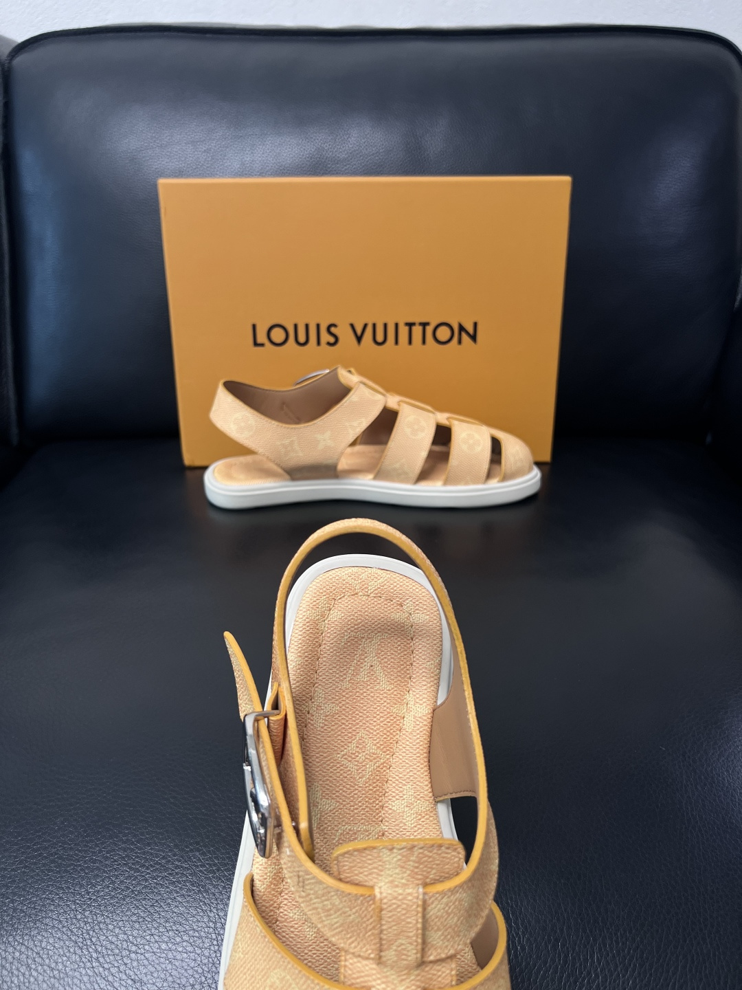 Lv  高品质  顶级工艺品  路易威登，运动板鞋专柜同步，鞋面意大利进口，鞋底：原厂特供原版底，TPU