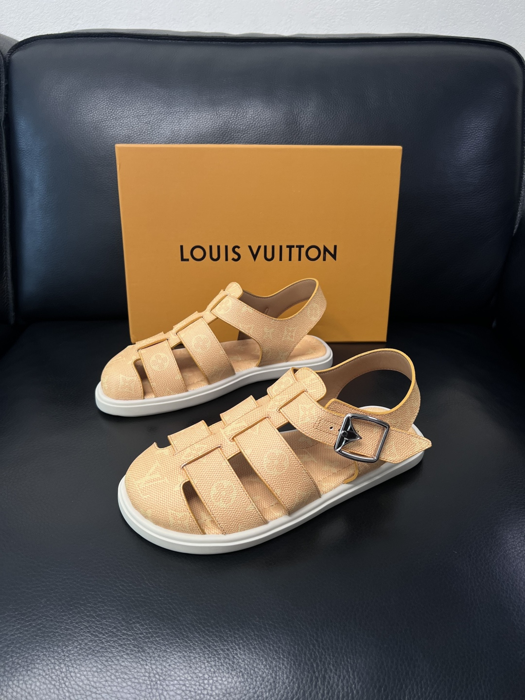 Lv  高品质  顶级工艺品  路易威登，运动板鞋专柜同步，鞋面意大利进口，鞋底：原厂特供原版底，TPU