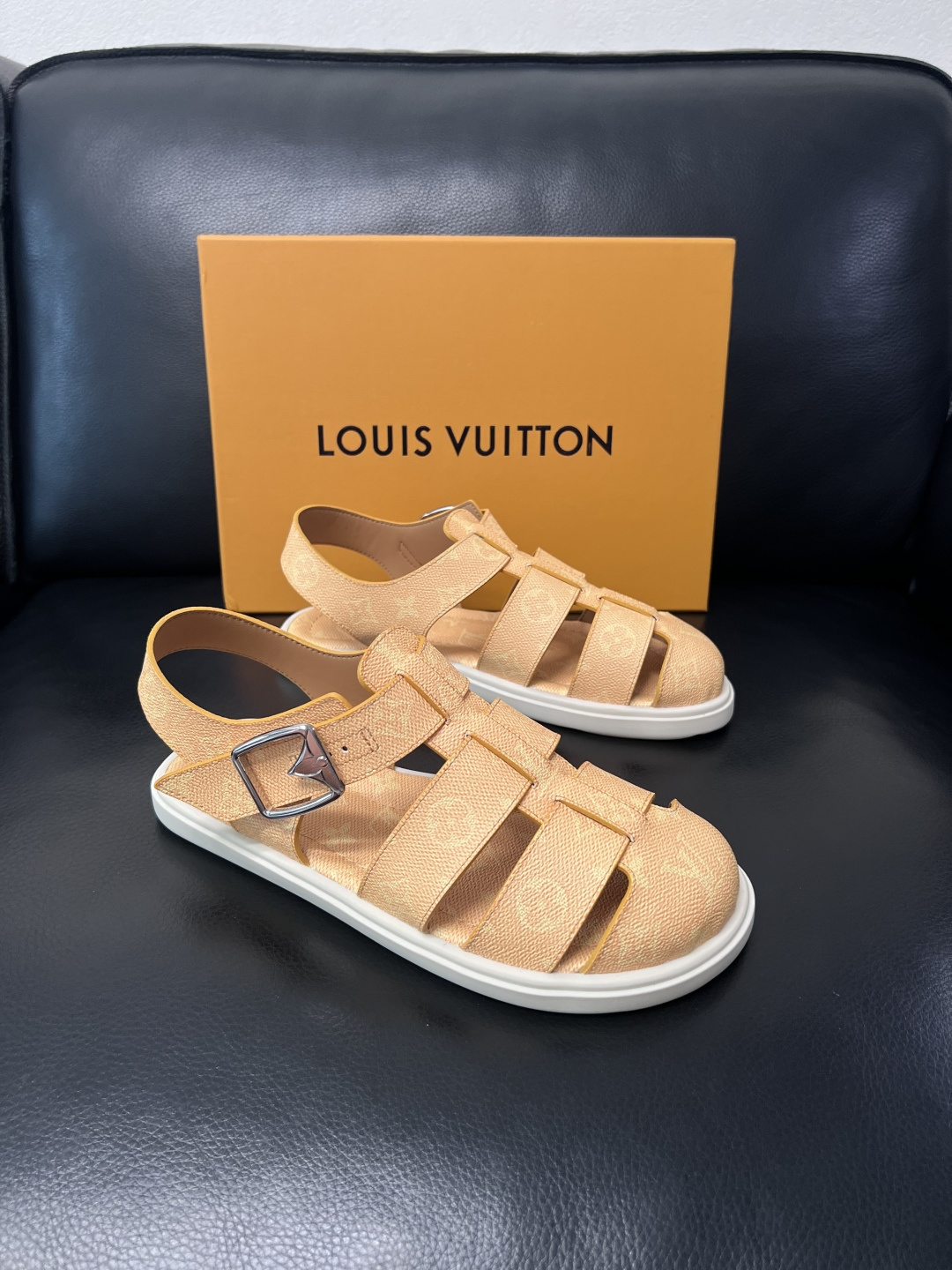 Lv  高品质  顶级工艺品  路易威登，运动板鞋专柜同步，鞋面意大利进口，鞋底：原厂特供原版底，TPU