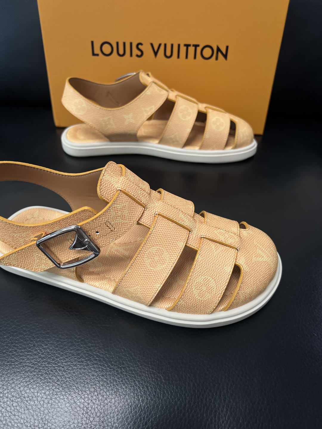 Lv  高品质  顶级工艺品  路易威登，运动板鞋专柜同步，鞋面意大利进口，鞋底：原厂特供原版底，TPU