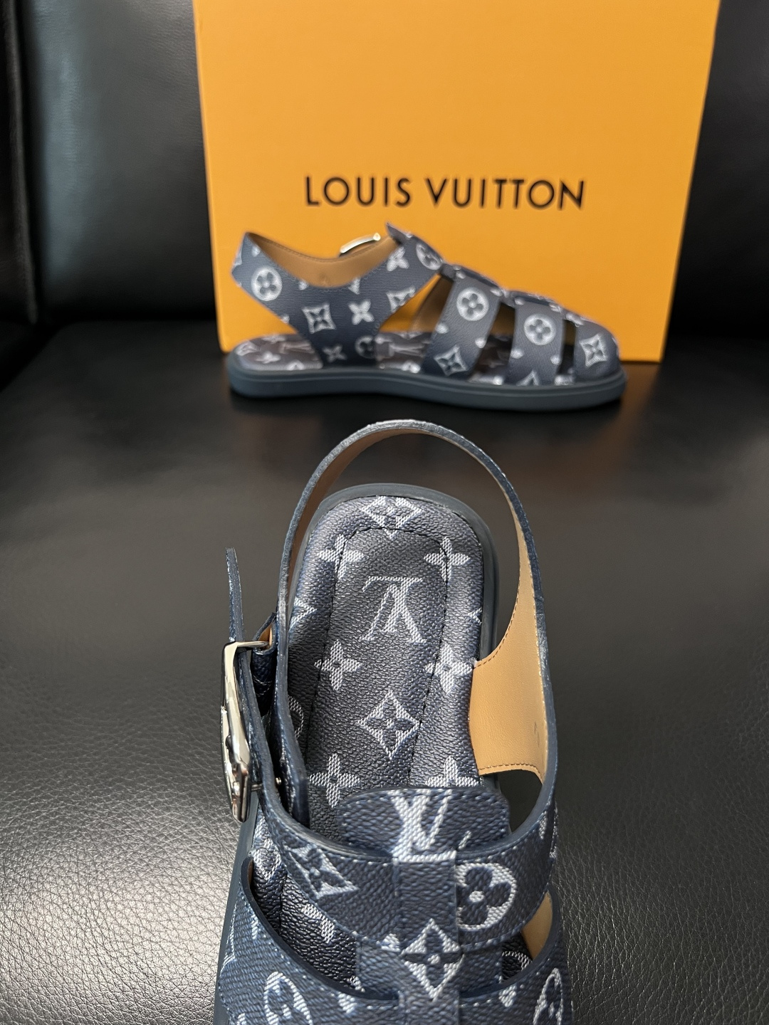Lv  高品质  顶级工艺品  路易威登，运动板鞋专柜同步，鞋面意大利进口，鞋底：原厂特供原版底，TPU