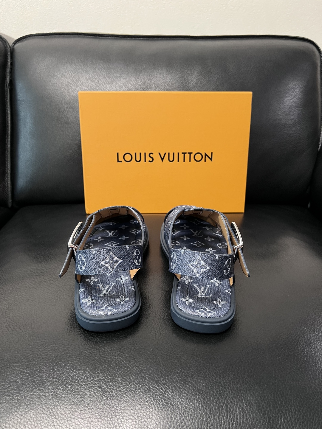Lv  高品质  顶级工艺品  路易威登，运动板鞋专柜同步，鞋面意大利进口，鞋底：原厂特供原版底，TPU