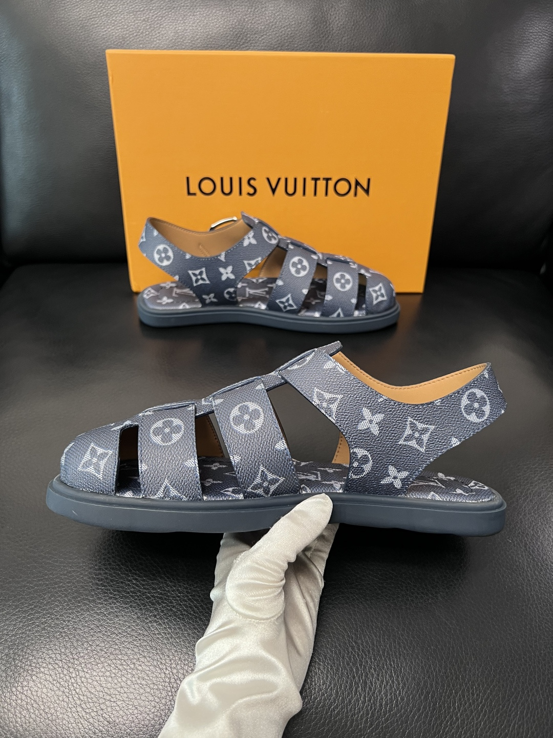 Lv  高品质  顶级工艺品  路易威登，运动板鞋专柜同步，鞋面意大利进口，鞋底：原厂特供原版底，TPU