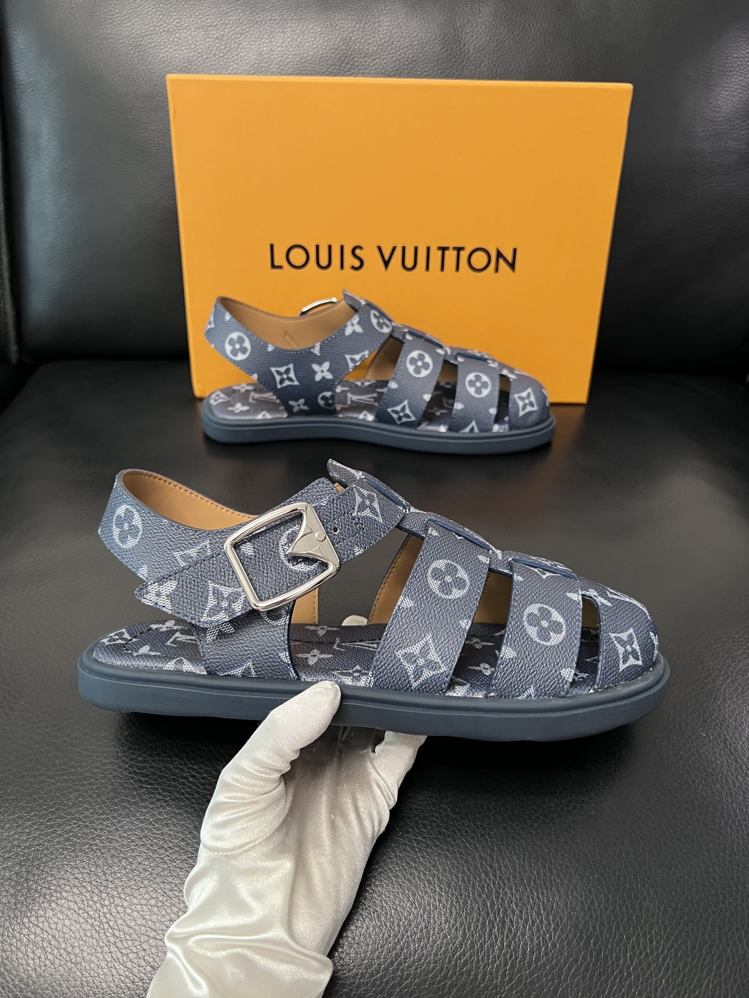 Lv  高品质  顶级工艺品  路易威登，运动板鞋专柜同步，鞋面意大利进口，鞋底：原厂特供原版底，TPU