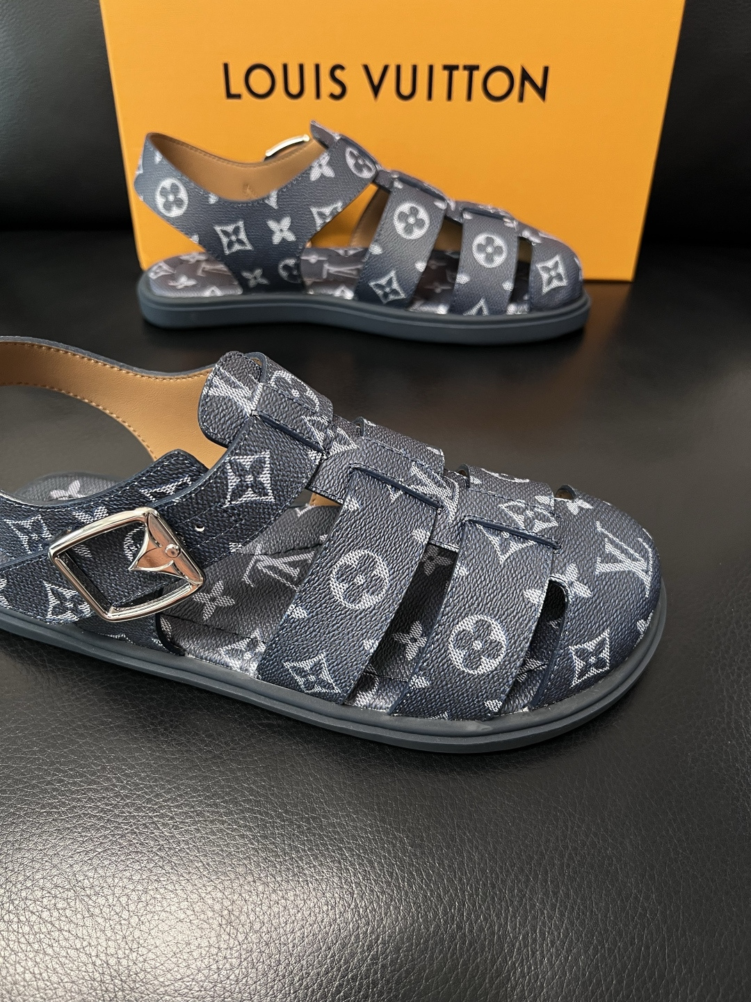 Lv  高品质  顶级工艺品  路易威登，运动板鞋专柜同步，鞋面意大利进口，鞋底：原厂特供原版底，TPU