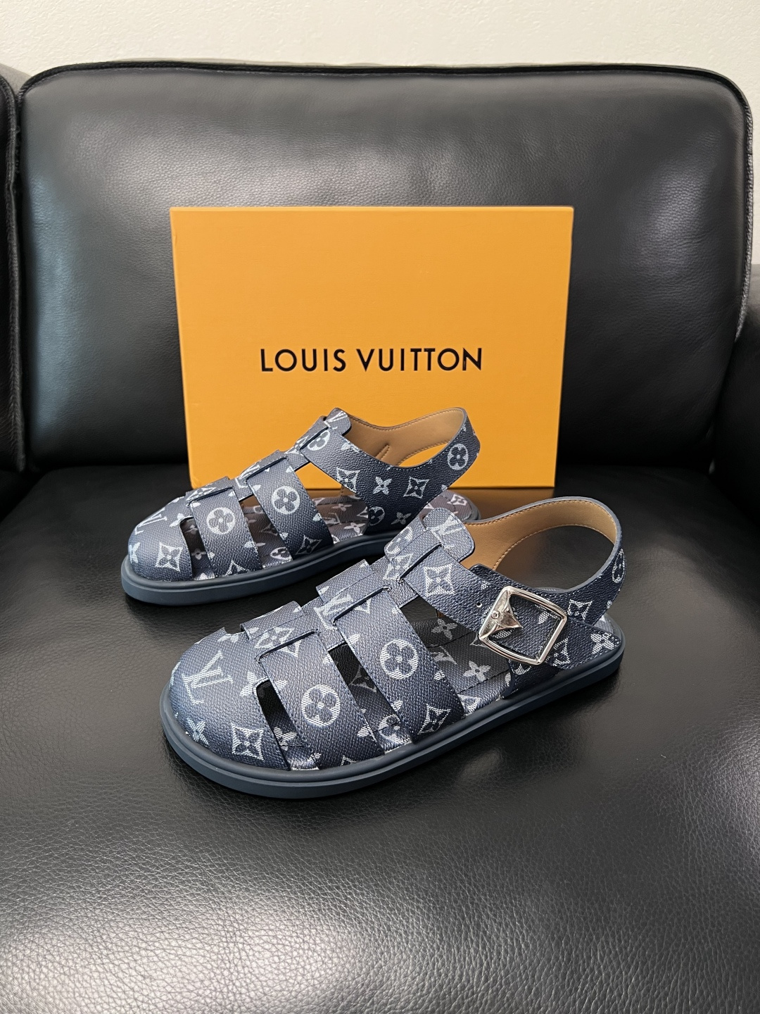 Lv  高品质  顶级工艺品  路易威登，运动板鞋专柜同步，鞋面意大利进口，鞋底：原厂特供原版底，TPU