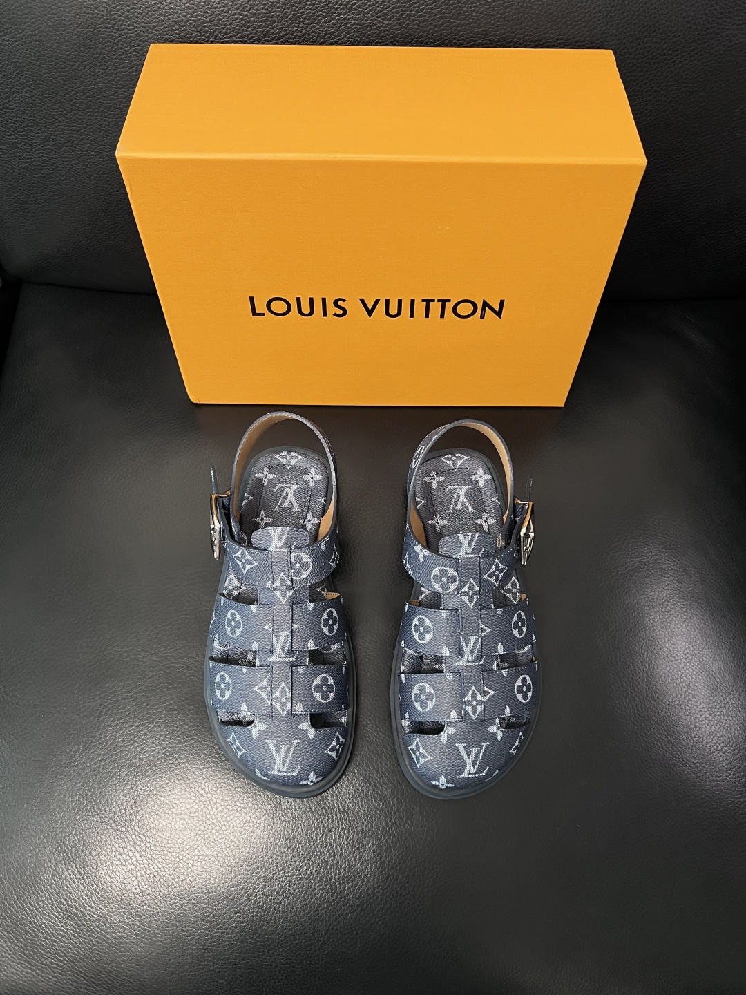 Lv  高品质  顶级工艺品  路易威登，运动板鞋专柜同步，鞋面意大利进口，鞋底：原厂特供原版底，TPU
