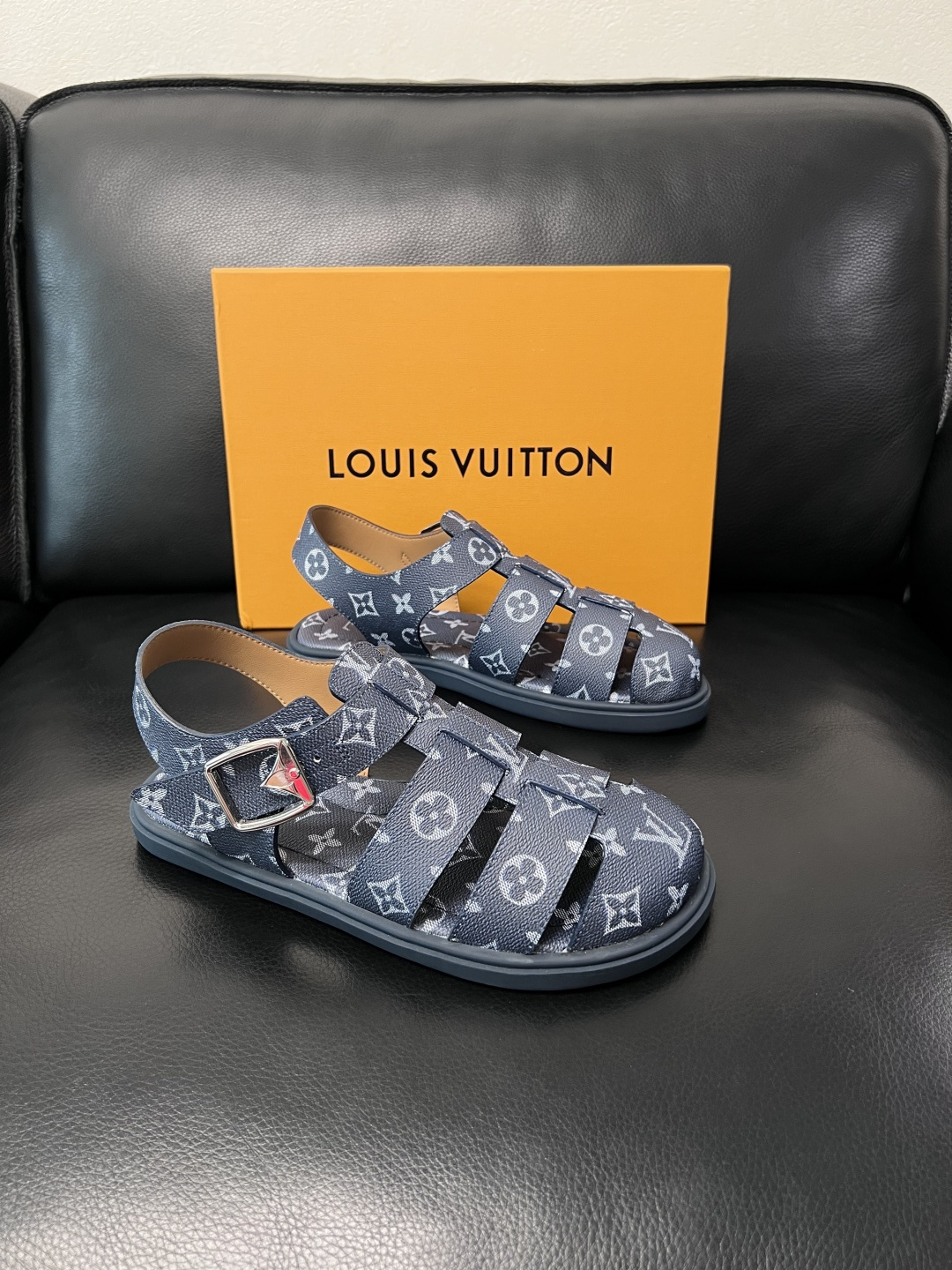 Lv  高品质  顶级工艺品  路易威登，运动板鞋专柜同步，鞋面意大利进口，鞋底：原厂特供原版底，TPU