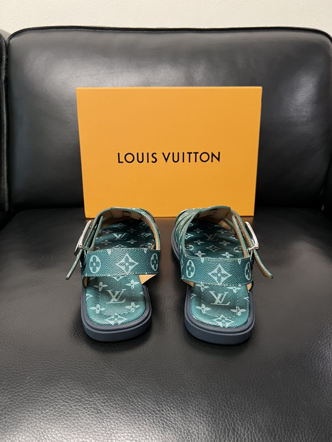 Lv  高品质  顶级工艺品  路易威登，运动板鞋专柜同步，鞋面意大利进口，鞋底：原厂特供原版底，TPU