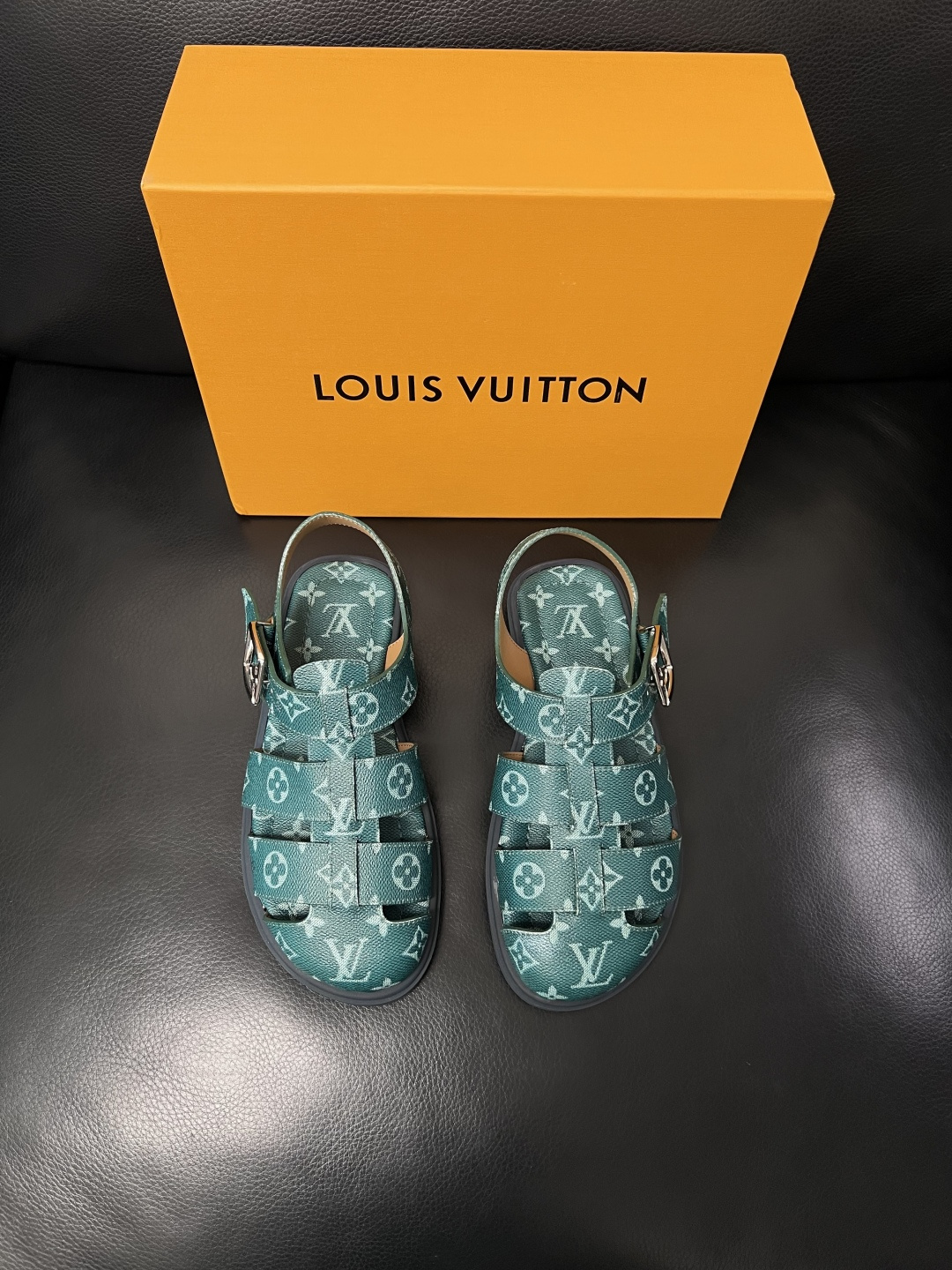 Lv  高品质  顶级工艺品  路易威登，运动板鞋专柜同步，鞋面意大利进口，鞋底：原厂特供原版底，TPU