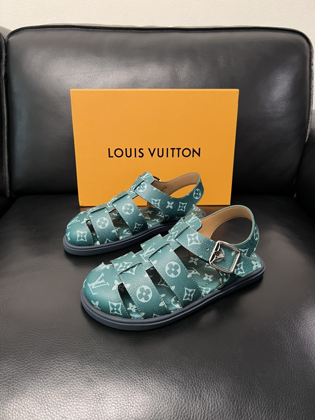 Lv  高品质  顶级工艺品  路易威登，运动板鞋专柜同步，鞋面意大利进口，鞋底：原厂特供原版底，TPU